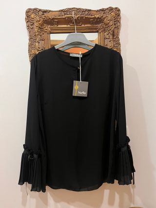 Blusa Nafta Preta Manga Flare Plissada