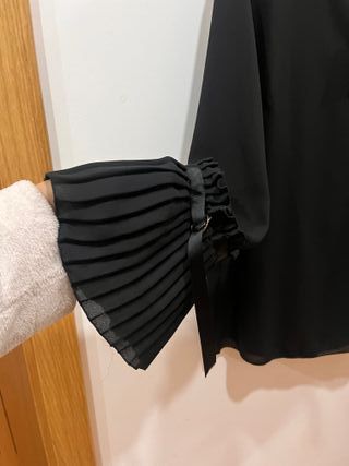 Blusa Nafta Preta Manga Flare Plissada