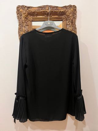 Blusa Nafta Preta Manga Flare Plissada