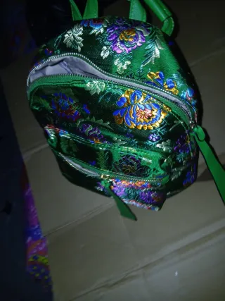 Mochila verde pequeña bordada mujer