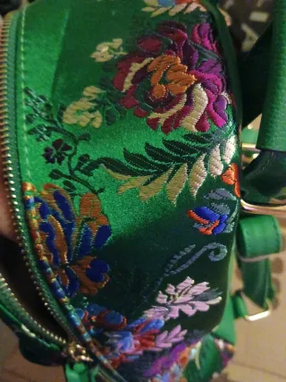 Mochila verde pequeña bordada mujer