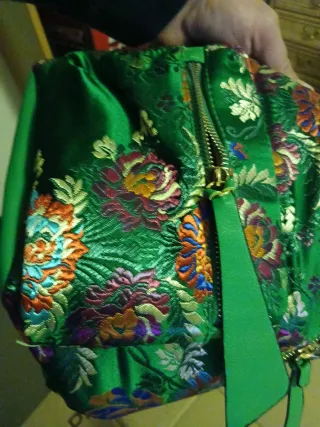 Mochila verde pequeña bordada mujer