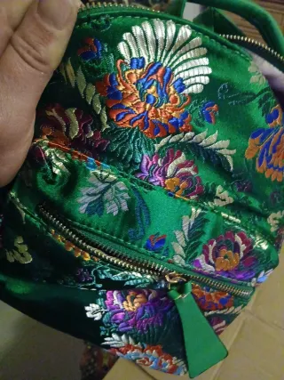 Mochila verde pequeña bordada mujer
