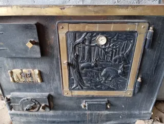 Cocina de leña antigua decorada (na Estrada).