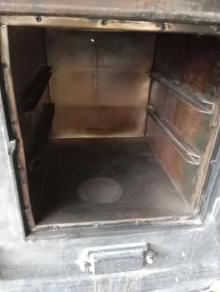 Cocina de leña antigua decorada (na Estrada).