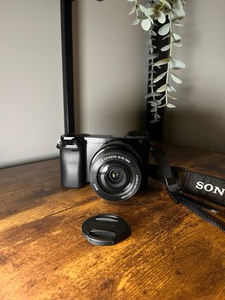 Camara Sony a6000 + Lente 16–50 mm + Bolso (KIT)