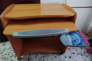 Escritorio de madera con ruedas.