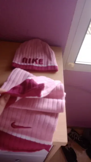 Gorro y bufanda Nike rosa y morado