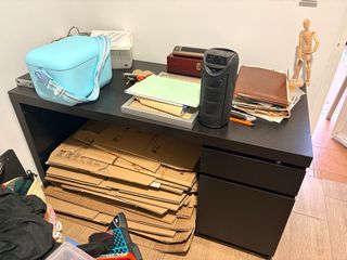 Escritorio negro con cajones y organizador
