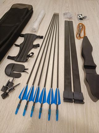 Kit Completo: Arco Plano + Flechas + Accesorios
