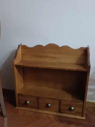 Estantería de madera con 3 cajones