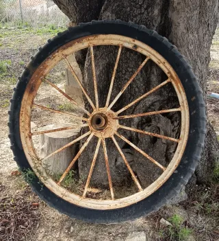 Rueda antigua de hierro con neumático