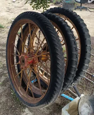 Rueda antigua de hierro con neumático