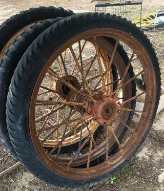 Rueda antigua de hierro con neumático