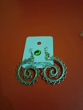 Pendientes plateados en forma de espiral