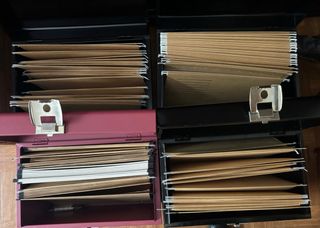 Cuatro cajas archivadoras metálicas con cierre