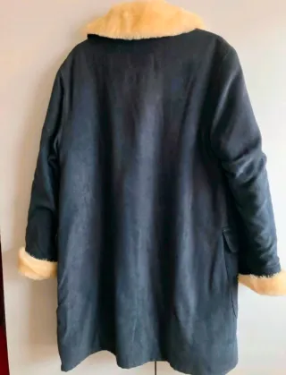 Chaquetón azul forrado beige