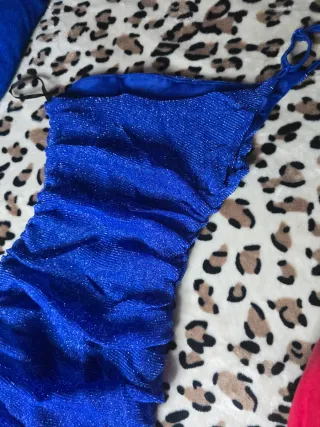 Vestido azul brillante de fiesta