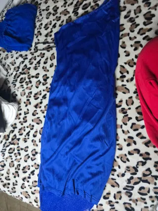 Vestido azul brillante de fiesta