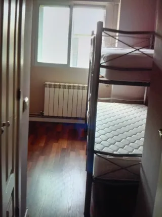 Litera metálica con escaleras sin colchones