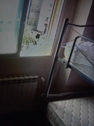 Litera metálica con escaleras sin colchones