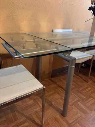 Mesa cristal diseño y 4 sillas comedor