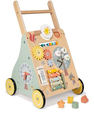 Andador de madera para bebé.