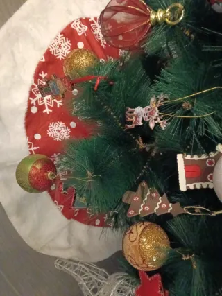 Árbol de Navidad verde ,con ramas pomposas 1.50cm