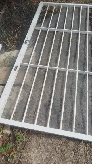 Puerta corredera y aparcamiento