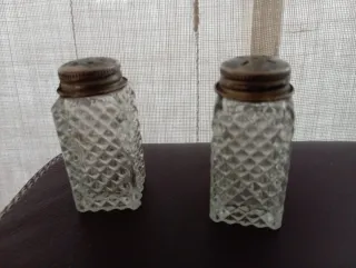 Antiguos Salero y pimentero de cristal y metal