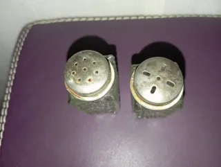 Antiguos Salero y pimentero de cristal y metal