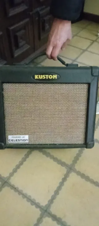 Guitarra Fender , con amplificador incluido