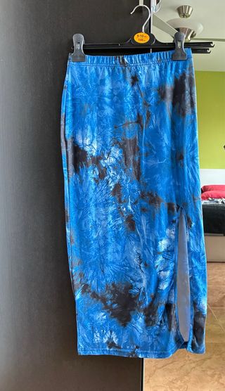 Falda midi elástica azul y negra