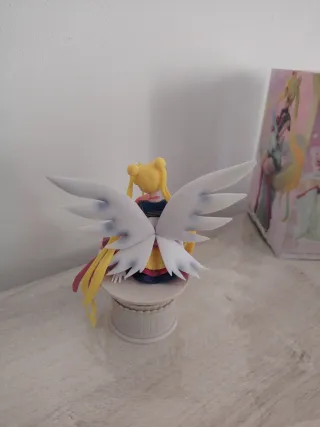 Sailor Moon con figuras de Sailor Chibi Moon