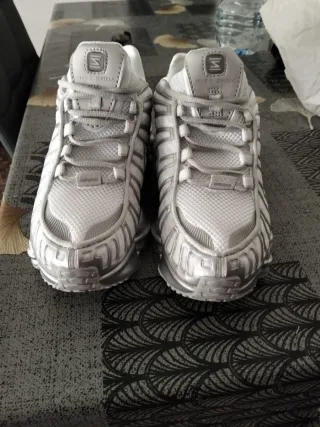 Zapatillas Nike Shox plateadas y blancas