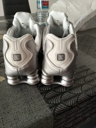 Zapatillas Nike Shox plateadas y blancas