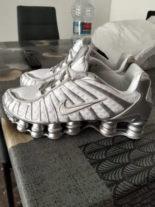 Zapatillas Nike Shox plateadas y blancas