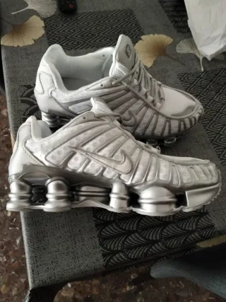 Zapatillas Nike Shox plateadas y blancas