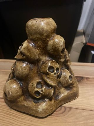 Candelabro de calaveras.