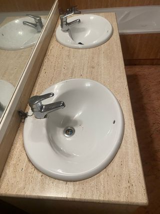 Mármol con dos lavabos