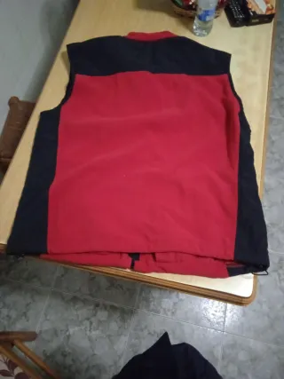 Chaleco polar rojo y negro