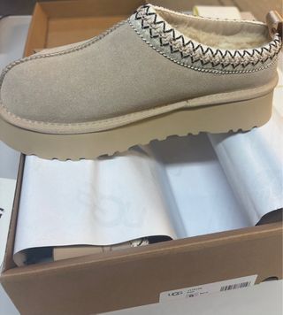 Zapatos UGG Talla 40 Marrones sin estrenar.