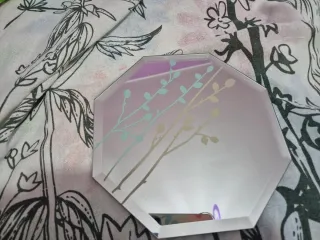 Specchi esagonali decorati