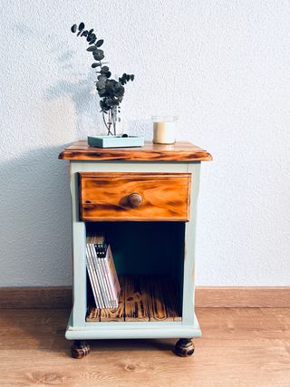 Mesita auxiliar o de noche restaurada de madera