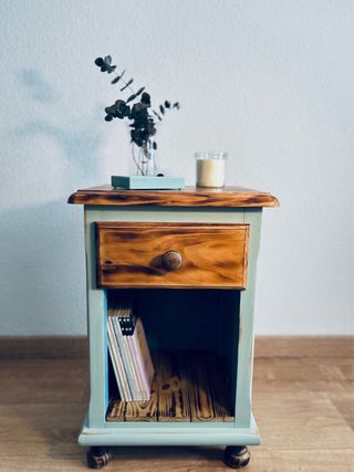 Mesita auxiliar o de noche restaurada de madera