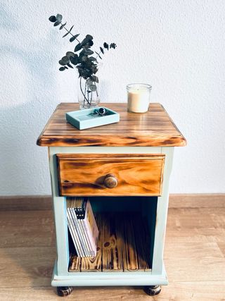 Mesita auxiliar o de noche restaurada de madera