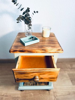 Mesita auxiliar o de noche restaurada de madera