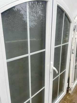 Ventana doble arqueada blanca