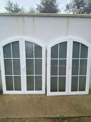 Ventana doble arqueada blanca