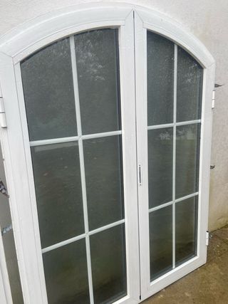 Ventana doble arqueada blanca